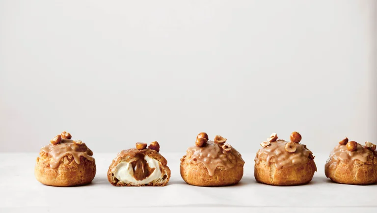 Vandbakkelser med vaniljecreme og praliné