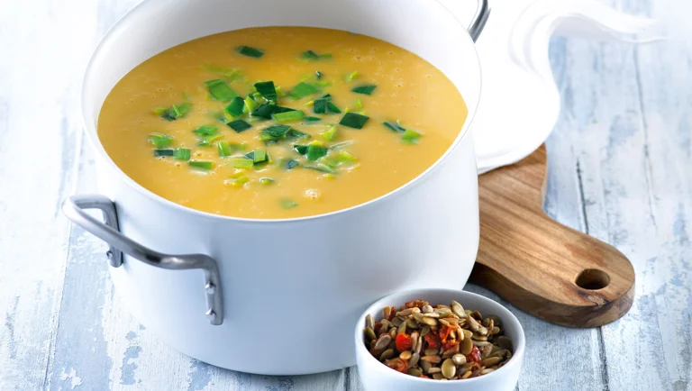 Suppe med butternut squash og sprød topping