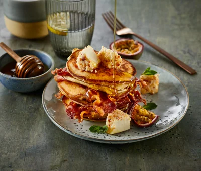 AMERIKANSKE PANNEKAKER MED BACON OG KREMOST MED ANANAS