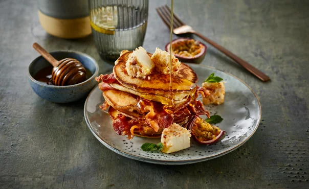 AMERIKANSKE PANNEKAKER MED BACON OG KREMOST MED ANANAS