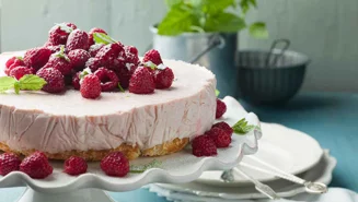 Rabarbermoussetårta