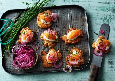 Blomkålsplättar med löjrom och picklad rödlök