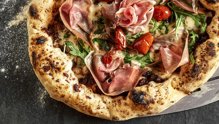 Parmankinkku & punajuuripizza