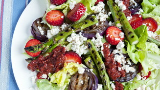 Jordbærsalat og grillede grøntsager