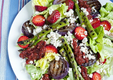 Jordbærsalat og grillede grøntsager