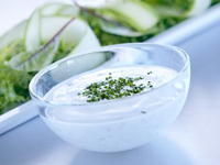 Gräddfilssås med gurka och äpple