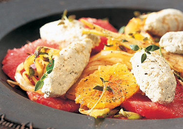 Sitrussalaattia ja raejuustoa