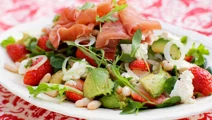 Sallad med skinka och jordgubbar