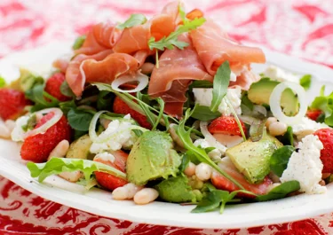 Sallad med skinka och jordgubbar