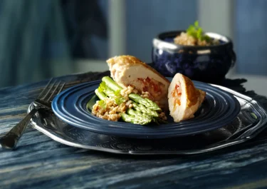 Unghanebryst med ost og perlespeltsalat
