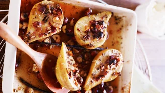Baked pears with lactose-free cinnamon yogurt cream