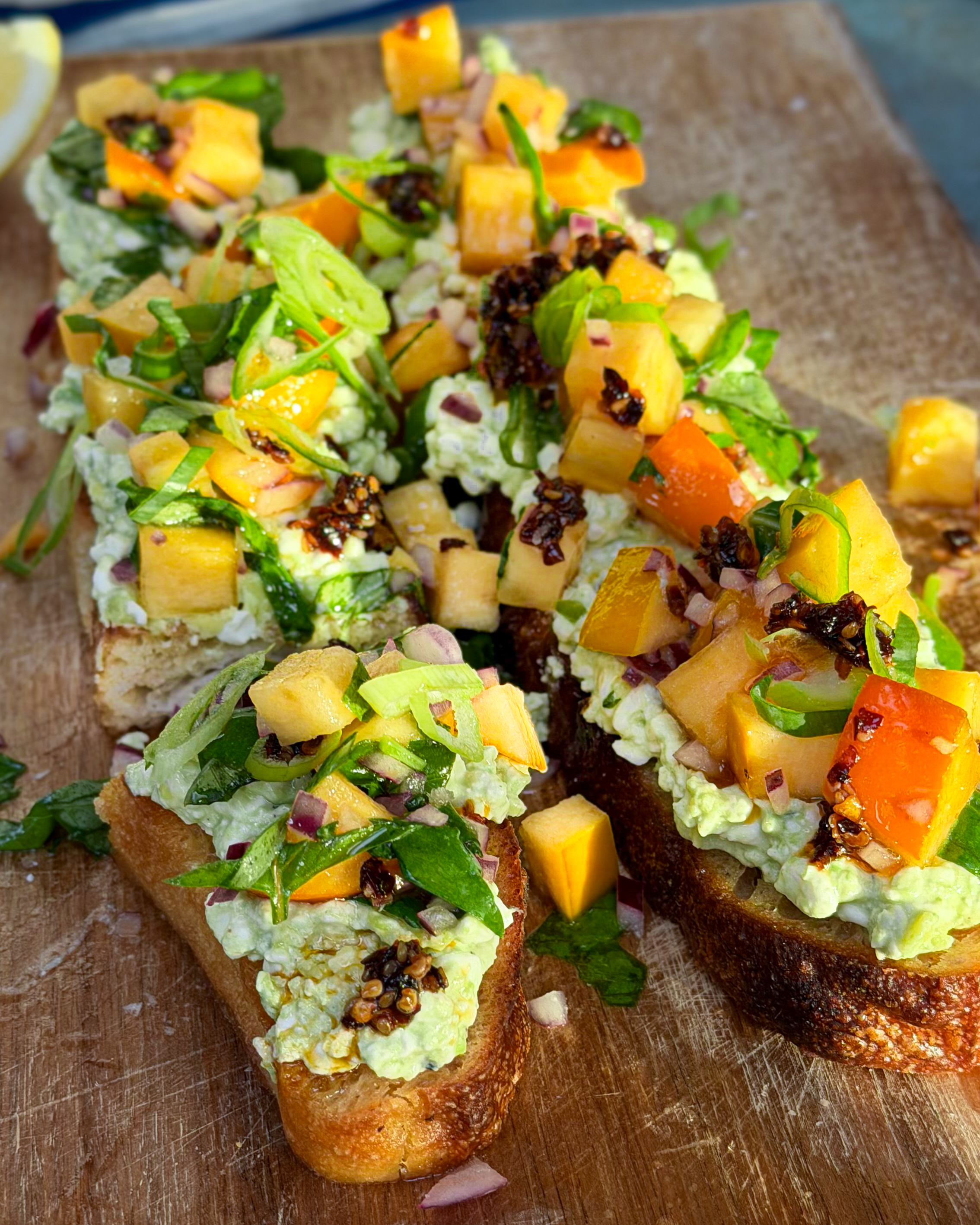 Bruschetta med kakifrugt