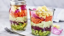 Sallad med ost och avokadokräm