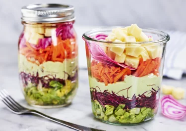Sallad med ost och avokadokräm