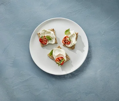 Frøknekkebrød med Castello® Original Whipped Cream Cheese og ferske jordbær