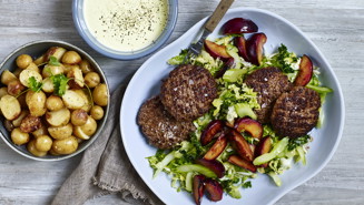 Hakkebøffer med blomme- og savojkålssauté