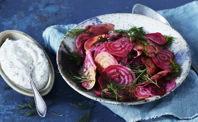 Salat med rødbete, eple og dill