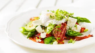 Sparris- och avokadosallad med bacon och pocherat ägg