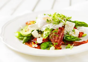 Sparris- och avokadosallad med bacon och pocherat ägg