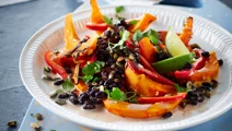 Græskarsalat med sorte bønner