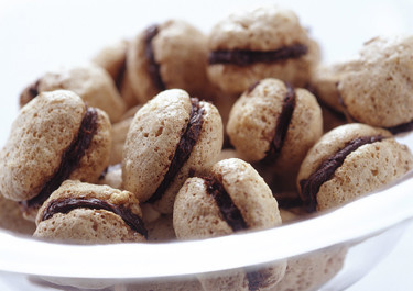 Suklaatäytteiset pähkinämarengit