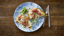 Sprøde naanbrød med flødeost,  serrano skinke og edamamebønner