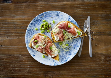 Sprøde naanbrød med flødeost, serrano skinke og edamamebønner