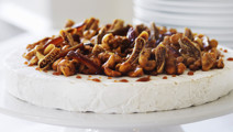 Brie-juustokakku pähkinöillä ja viikunoilla
