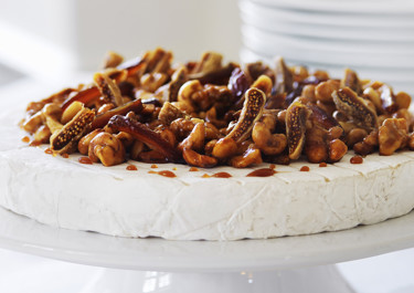 Brie-juustokakku pähkinöillä ja viikunoilla