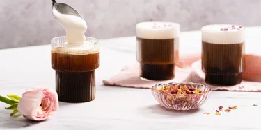 Hienostuneella ruusun aromilla sävytetty kylmä maitovaahto tuo kahveihin visuaalista ja aromillista eleganssia.