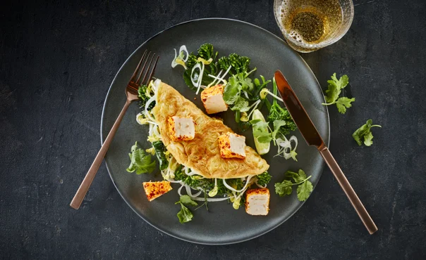 Chrupiący Omlet z Makaronem Ryżowym Oraz Castello® Serkiem Kremowym z Chilli i Imbirem