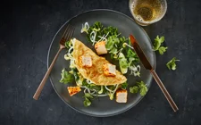 Crispy Risnudelomelett med Castello® Kremostring med Chili & Ingefær