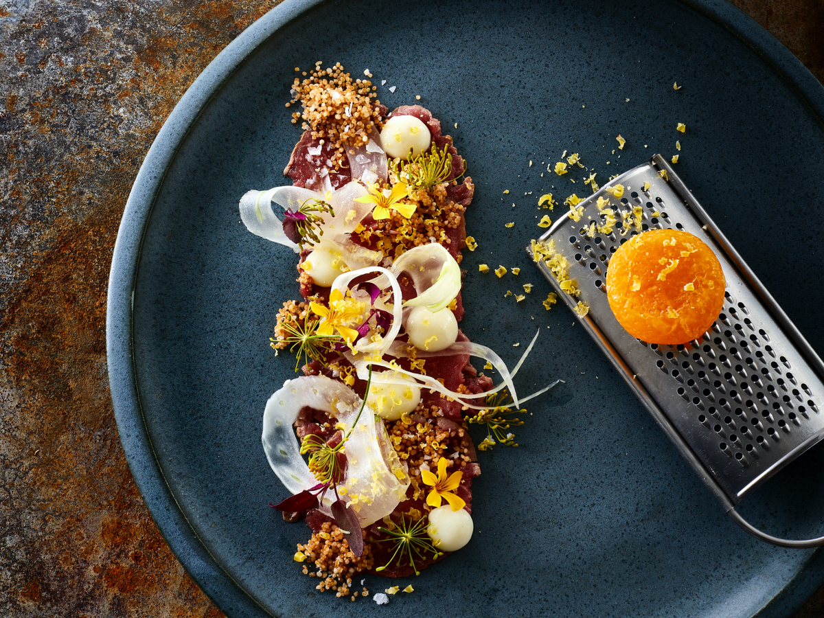 Oksecarpaccio med fennikelcreme, amaranth og tørret æggeblomme