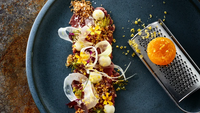 Oksecarpaccio med fennikelcreme, amaranth og tørret æggeblomme