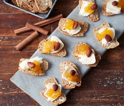 Hvitmuggost med smørristede kanelmandler
