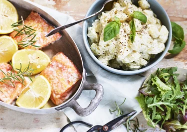Ugnsbakad lax med enkel potatissallad