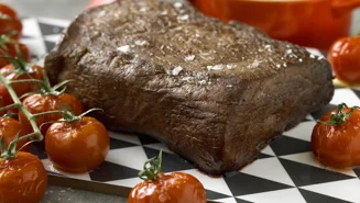 Helstekt oxfilé med bakade kvisttomater