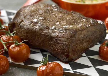 Helstekt oxfilé med bakade kvisttomater