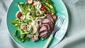 Pasta med asparges, tomater og rucola