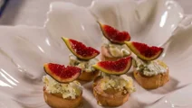 Galletas de jengibre con queso azul, higos y miel