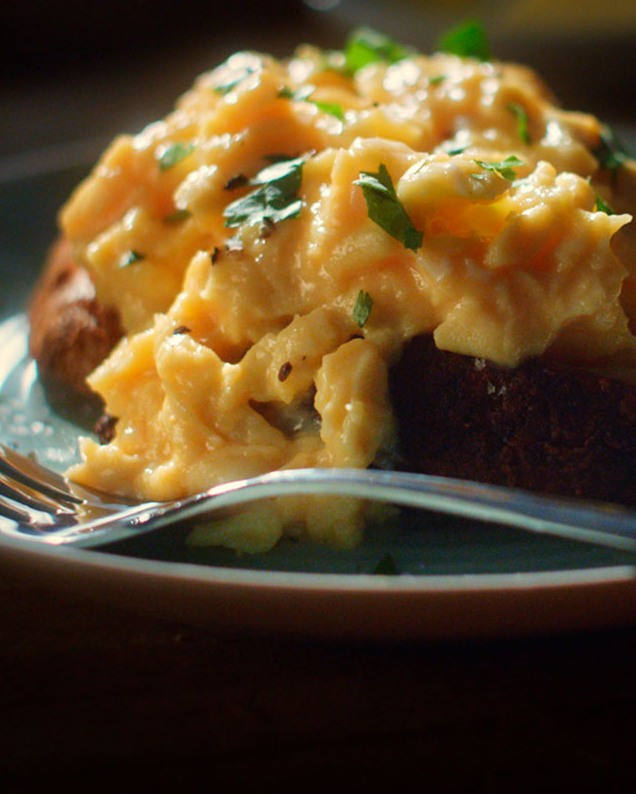SCRAMBLED EGGS ON TOAST