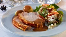 Svinekam med jordskoksalat