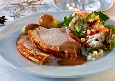 Svinekam med jordskoksalat
