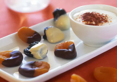 Chokladdragerad frukt med dipp