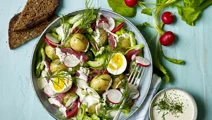 Salat med kartofler, dild og smilende æg