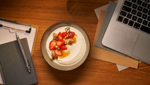 Arla® Skyr Bowl mit Erdbeeren, Walnüsse und Vanillesirup