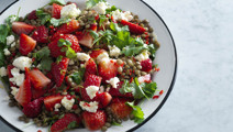 Jordbærsalat med chili, koriander og linser