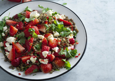 Jordbærsalat med chili, koriander og linser