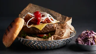 Högrevsburgare med bacon och cheddar