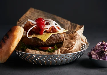 Högrevsburgare med bacon och cheddar